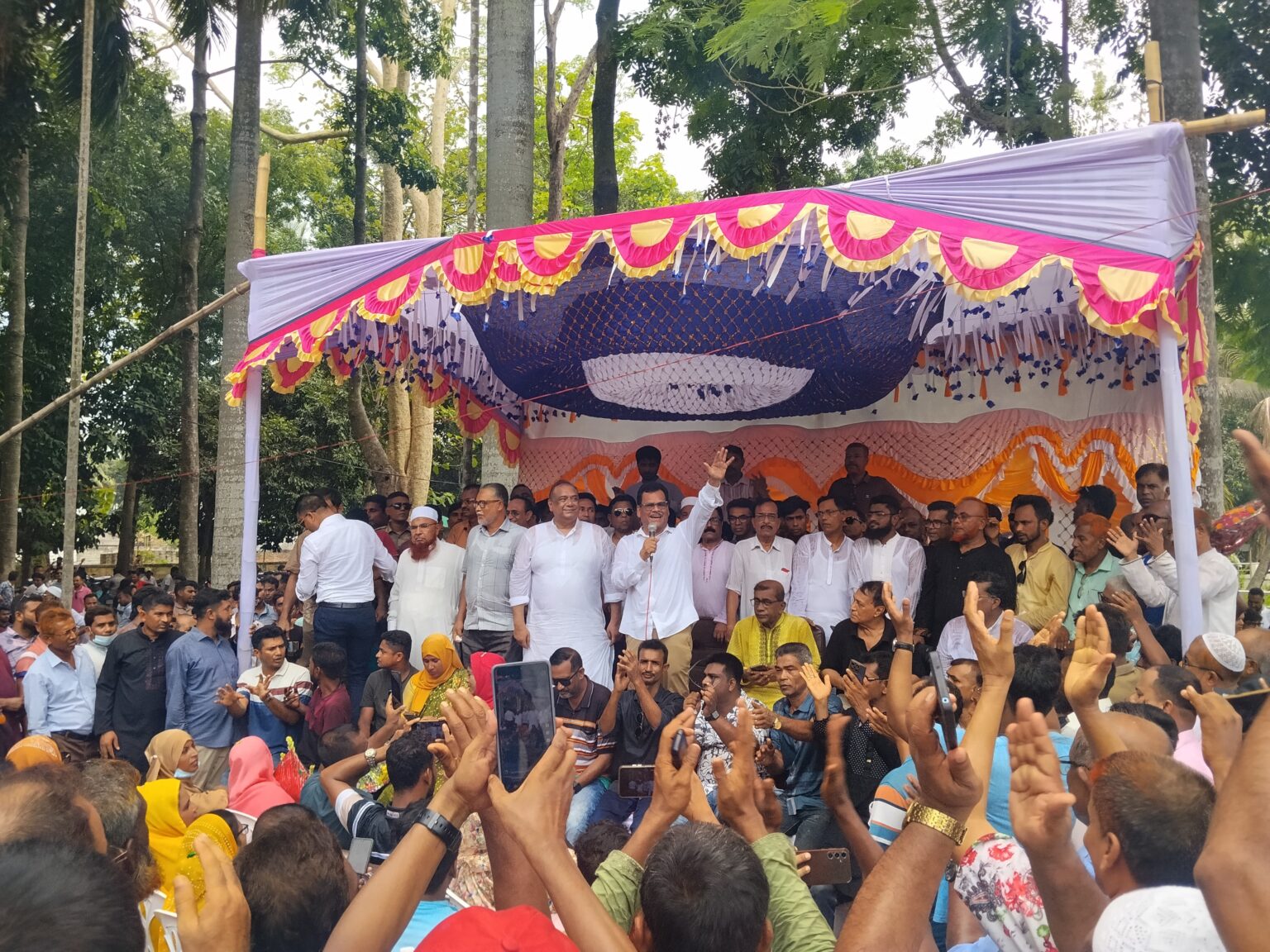 জনতার সংবর্ধনায় সিক্ত হয়ে জেলা পরিষদের দায়িত্ব নিলেন হাবিবুল ইসলাম হাবিব