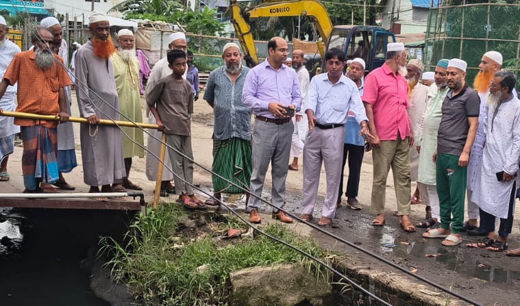জলাবদ্ধতা ও মশাবাহিত রোগ প্রতিরোধে ড্রেন পরিষ্কার পরিচ্ছন্নতা অভিযান পরিদর্শনে ইউএনও ফয়েজ উদ্দিন