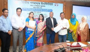 নিমকোতে ‘Kids’ Education’ কর্মশালায় সনদপত্র গ্রহণ করছেন সাংবাদিক এস এম জহিরুল ইসলাম বিদ্যুৎ
