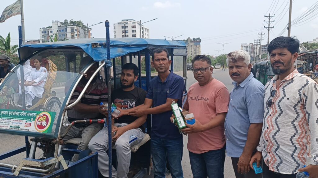 নারায়নগঞ্জ জার্নালিস্ট ইউনিটি’র পক্ষ থেকে শ্রমজীবী মানুষের মাঝে পানি ও খাবার স্যালাইন বিতরণ