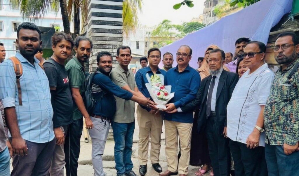 বাংলাদেশ রিপোর্টার্স ক্লাব ট্রাস্টের পক্ষ থেকে বিভাগীয় কমিশনারকে ফুলেল শুভেচ্ছা