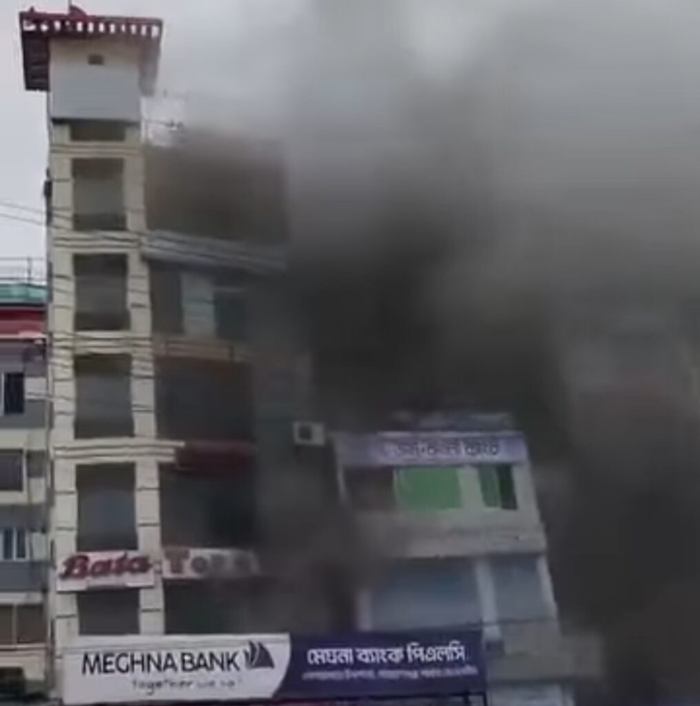 সোনারগাঁয়ে আল মদিনা শপিং কমপ্লেক্সে আগুন নিয়ন্ত্রণে কাজ করছে ফায়ার সার্ভিস টীম