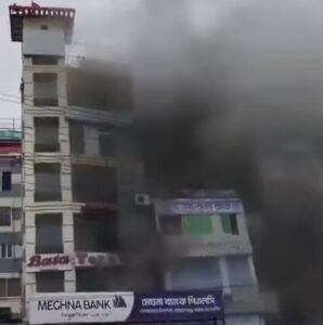 সোনারগাঁয়ে আল মদিনা শপিং কমপ্লেক্সে আগুন নিয়ন্ত্রণে কাজ করছে ফায়ার সার্ভিস টীম