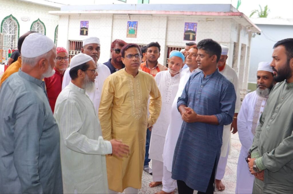 ঐতিহাসিক কদম রসুল দরগাহ পরিদর্শন ও জুমার নামাজ আদায় করলেন ডিসি রায়হান কবির