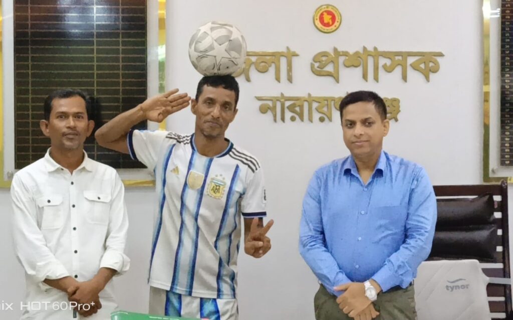 অসুস্থ গিনেস রেকর্ডধারী “ফুটবল ম্যান” মাসুদ রানাকে মানবিক সহায়তা দিয়ে পাশে দাঁড়ালেন ডিসি রায়হান কবির