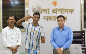 অসুস্থ গিনেস রেকর্ডধারী “ফুটবল ম্যান” মাসুদ রানাকে মানবিক সহায়তা দিয়ে পাশে দাঁড়ালেন ডিসি রায়হান কবির