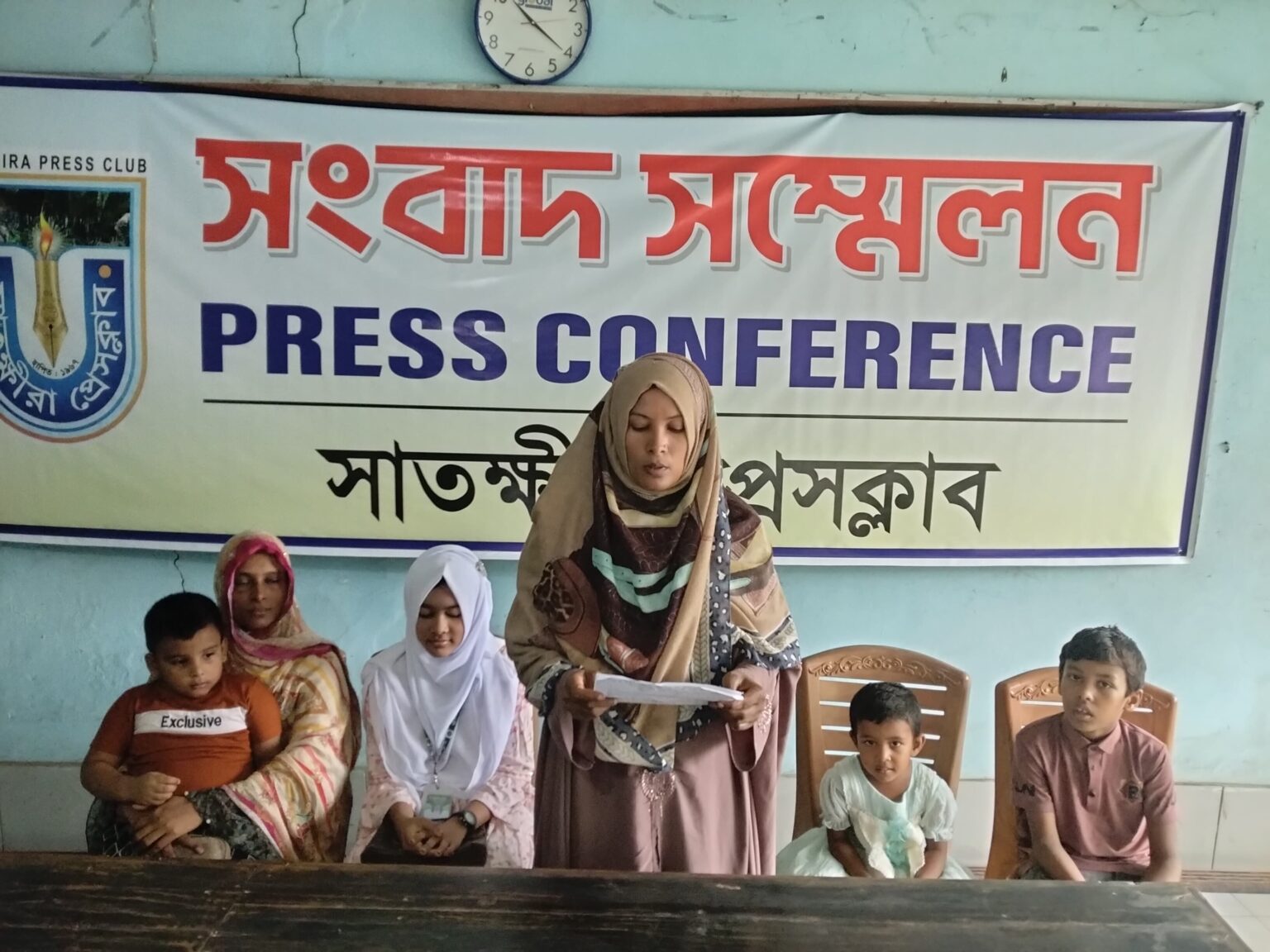 সাতক্ষীরায় প্রভাবশালী কৃর্তক চলাচলের রাস্ত বন্ধ করার প্রতিবাদে এক প্রবাসীর স্ত্রীর সংবাদ সম্মেলন