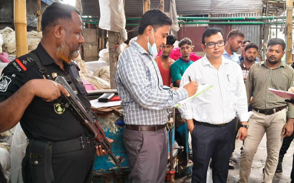 ডিএনডি খাল দূষণের দায়ে আকবর ডাইং-কে মোবাইল কোর্ট অভিযান ৫০ হাজার টাকা জরিমানা