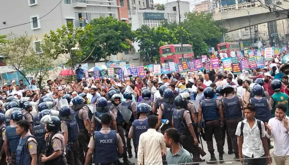 মিছিল থামিয়ে দিল পুলিশ, স্মারকলিপি জমা দিতে অর্থ মন্ত্রণালয়ে প্রতিনিধিদল
