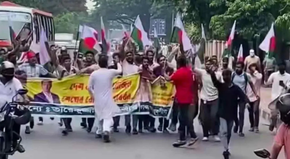 গণভবনের সামনে কার্যক্রম নিষিদ্ধ যুবলীগের মিছিল, দুই থানার ঠেলাঠেলি