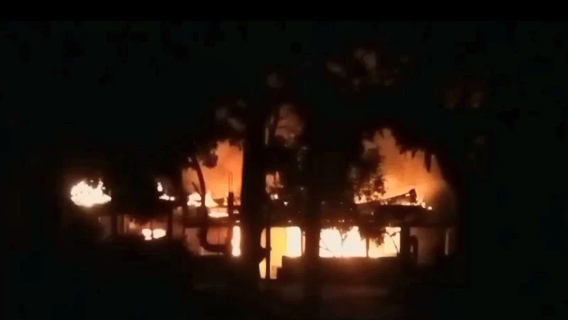 শিবির নেতাকে হত্যার ঘটনায় যুবদল নেতার বাড়িতে আগুন, আটক ১