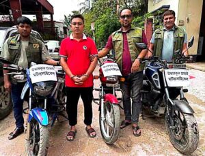 গাজীপুরে চোরাই মোটরসাইকেল চক্রের মূল হোতা গ্রেফতার, উদ্ধার ৩৩টি মোটরসাইকেল ও জালিয়াতির বিপুল সরঞ্জাম
