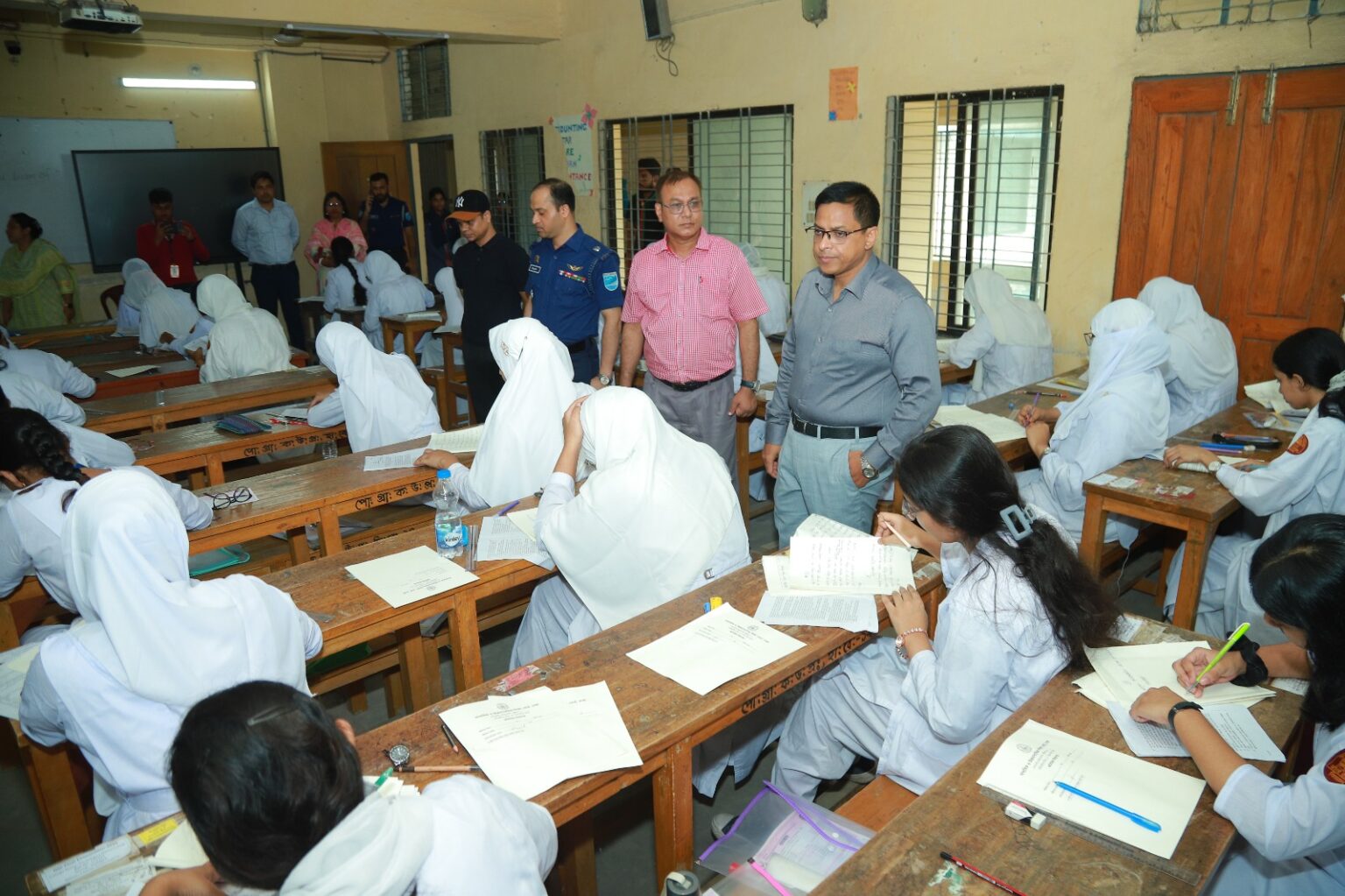 নারায়ণগঞ্জে এইচএসি কেন্দ্র পরিদর্শন: ‘সুষ্ঠু ও নকলমুক্ত পরিবেশে পরীক্ষা সম্পন্নের প্রত্যাশা’ ডিসির