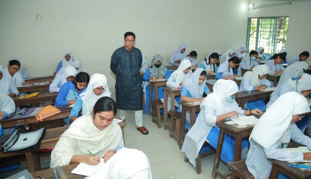 এইচএসি কেন্দ্র পরিদর্শনকালে পরীক্ষা হচ্ছে জ্ঞান, সততা ও মেধা প্রকাশের ক্ষেত্র : ডিসি মো: রায়হান কবির