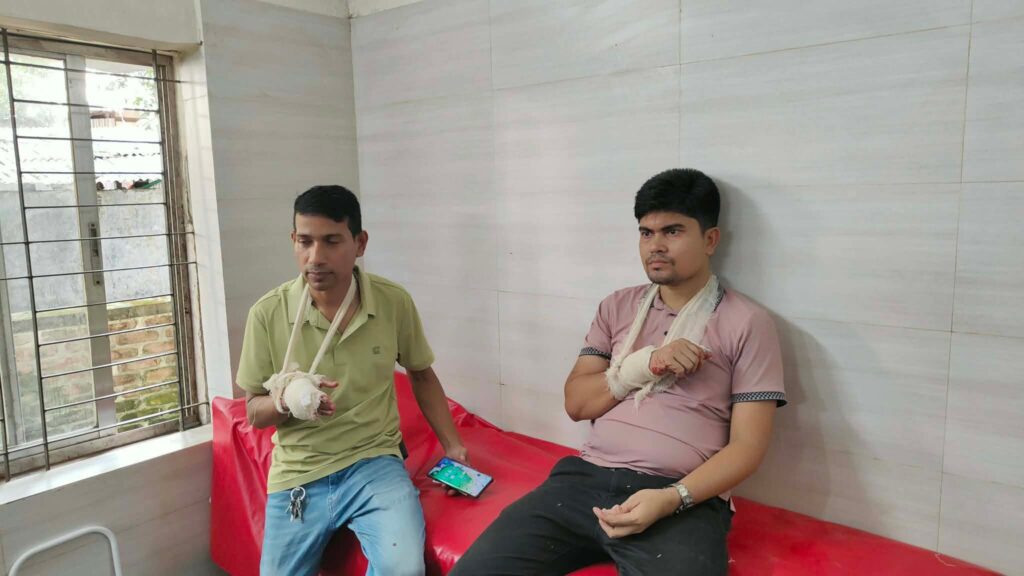 আসামি ধরতে গিয়ে সোনারগাঁ থানার তিন পুলিশ সদস্যসহ চারজনকে কুপিয়ে জখম