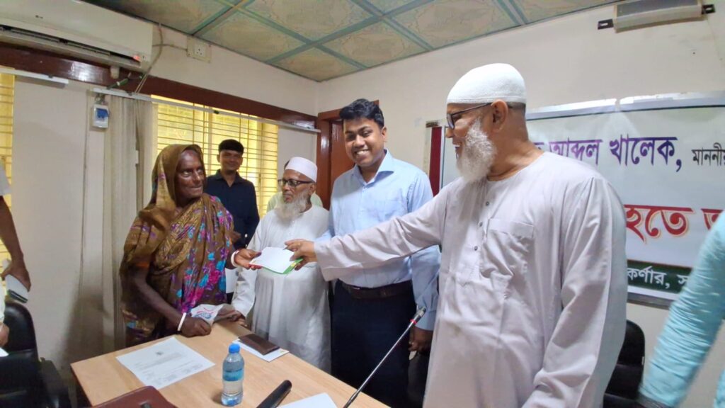অসহায় মানুষের মাঝে আর্থিক অনুদান ও মসজিদ সংস্কারে ৩০ লাখ টাকার অনুদান বিতরণ করলেন এমপি মুহাদ্দিস আব্দুল খালেক