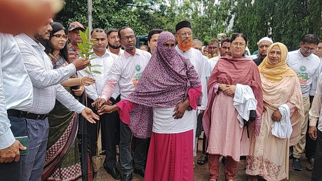জাতীয় পল্লী উন্নয়ন দিবসে সাতক্ষীরায় শিক্ষার্থী ও উদ্যোক্তাদের মাঝে ১১.৮০ লাখ টাকার চেক বিতরণ