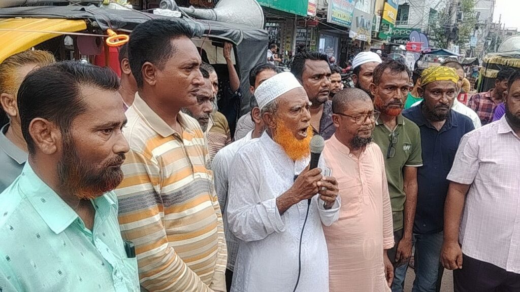 মজনু সরদারের ‘অবৈধ’ বহিষ্কারাদেশ প্রত্যাহার ও শ্রমিক ইউনিয়নে হস্তক্ষেপ বন্ধের দাবিতে সাতক্ষীরায় বিক্ষোভ সমাবেশ