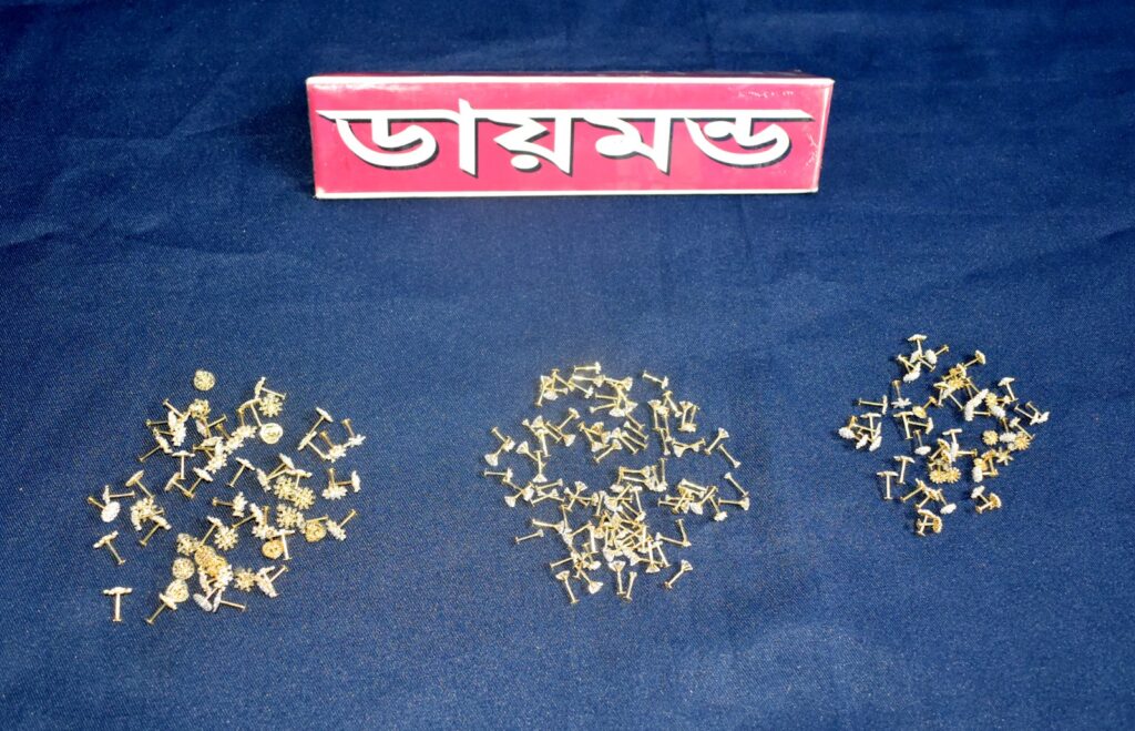 ভোমরা স্থলবন্দরে ২১৬টি ডায়মন্ডের নাকফুল জব্দ, দুই ভারতীয় নাগরিক আটক