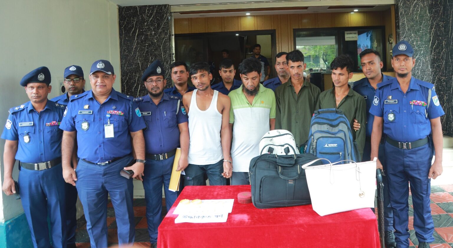 দুই ডাকাতি মামলায় সংঘবদ্ধ চক্রের ৫ সদস্য গ্রেপ্তার, উদ্ধার স্বর্ণালংকার ও শটগান