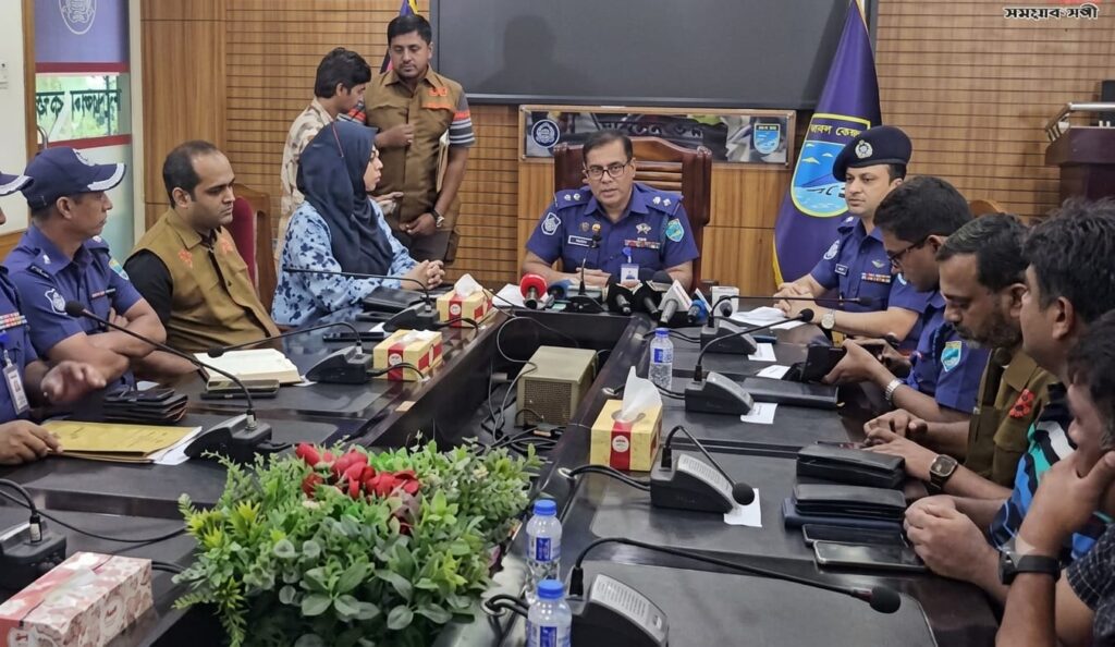 নারায়ণগঞ্জে পৃথক দুই ডাকাতির ঘটনায় ৫ ডাকাত গ্রেফতার, সাড়ে ৮ ভরি স্বর্ণ ও শটগান উদ্ধার