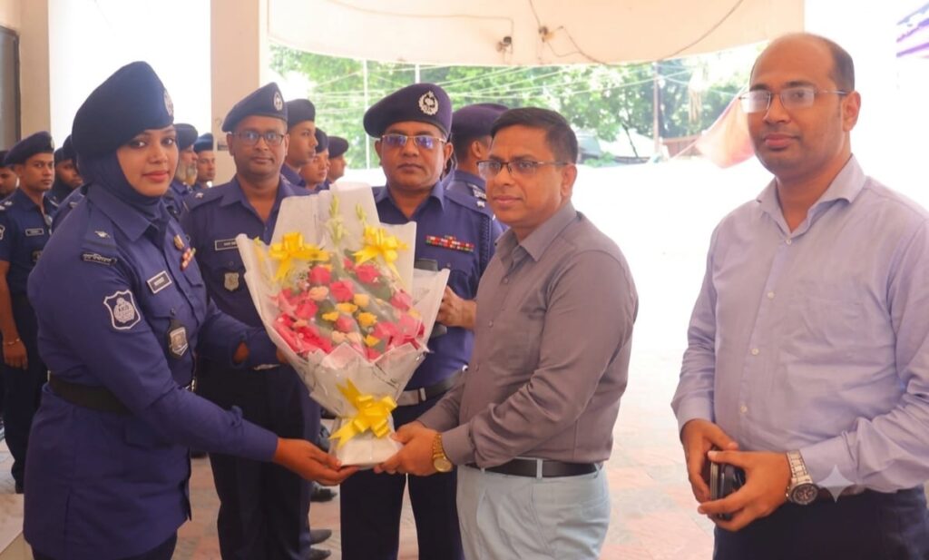 ফতুল্লা মডেল থানা আকস্মিক পরিদর্শনে জেলা প্রশাসক মো: রায়হান কবির