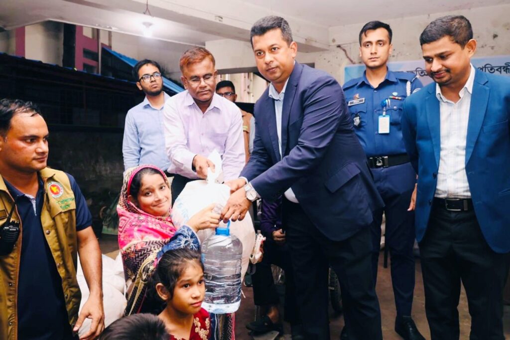 বন্যাদুর্গত প্রতিবন্ধীদের আবেদনের ২৪ ঘণ্টার মধ্যেই ত্রাণ নিয়ে হাজির মানবিক ডিসি