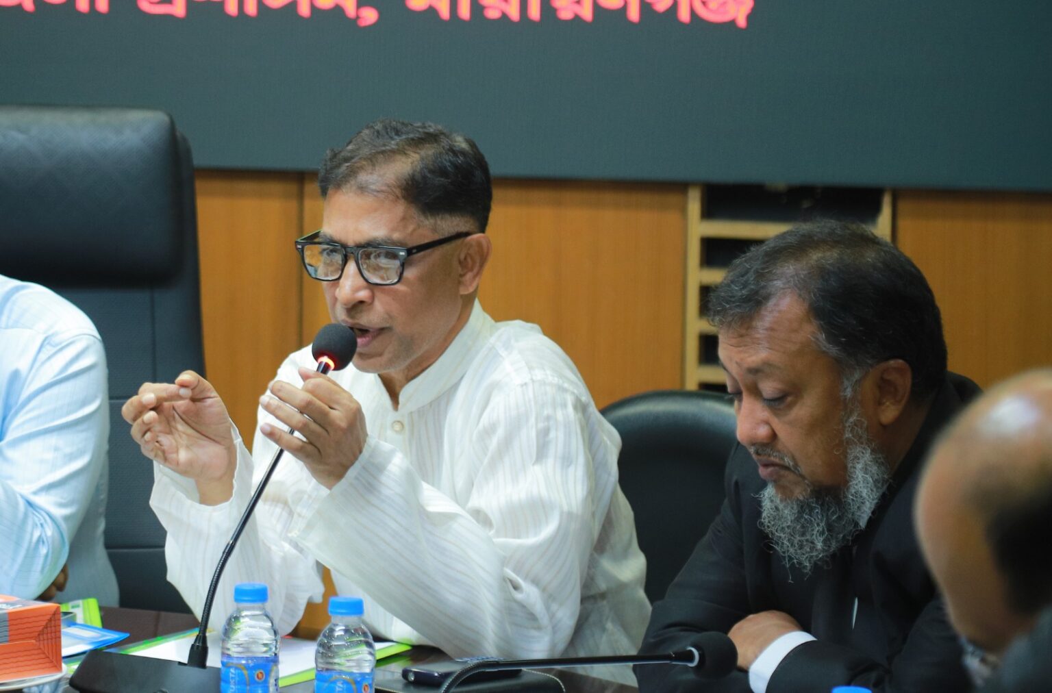 সরকারি কর্মকর্তা-কর্মচারীদের উপর ক্ষোভ ঝারলেন মামুন মাহমুদ