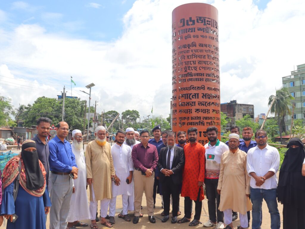 নারায়ণগঞ্জের জুলাই স্মৃতিস্তম্ভে অগ্নিকাণ্ড, ঘটনাস্থল পরিদর্শন করলেন ডিসি মো: রায়হান কবির