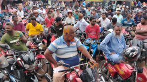 তেলের সংকটের গুজবে সাতক্ষীরার পেট্রোল পাম্পে উপচে পড়া ভিড়, স্বাভাবিক সরবরাহের আশ্বাস প্রশাসনের