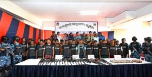 সুন্দরবনে ‘ছোট জাহাঙ্গীর’ বাহিনীর প্রধানসহ ২৭ ডাকাতের আত্মসমর্পণ
