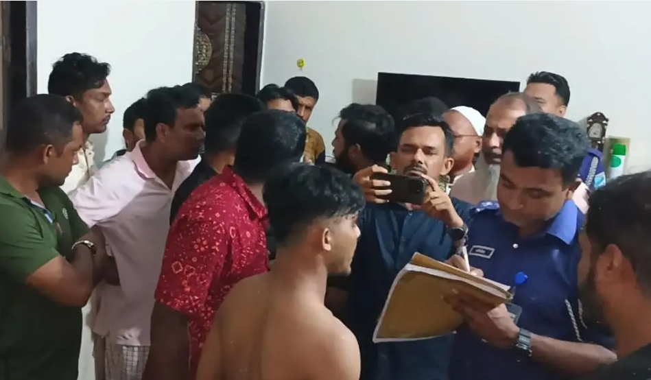 যুবককে হানিট্র্যাপে ফেলে টাকা দাবি, দুই নারীসহ পুলিশ সদস্য গ্রেপ্তার