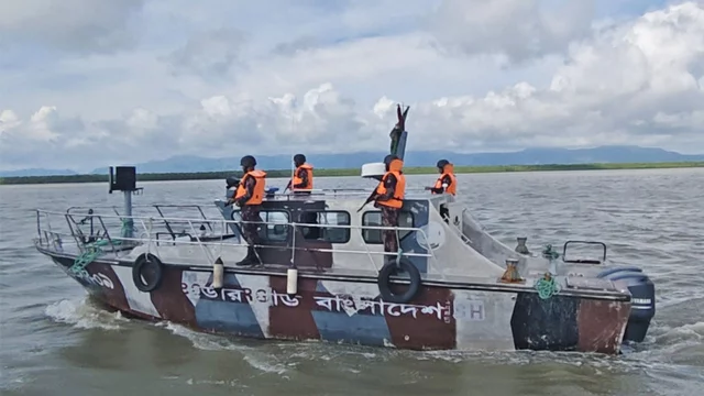 রাখাইনে একের পর এক বিমান হামলা, টেকনাফে সতর্ক বিজিবি