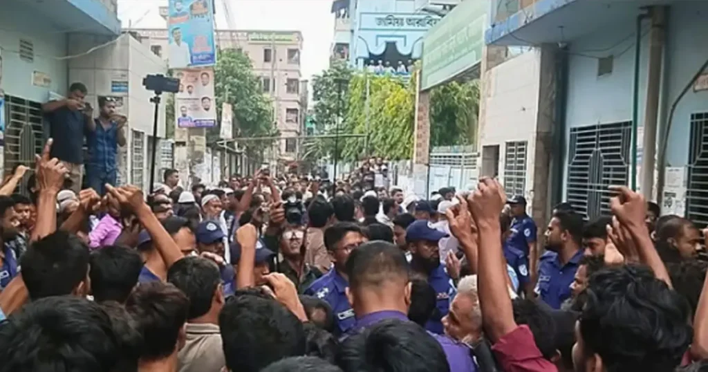 দেওভোগ মাদ্রাসায় উত্তেজনা, সড়ক অবরোধ