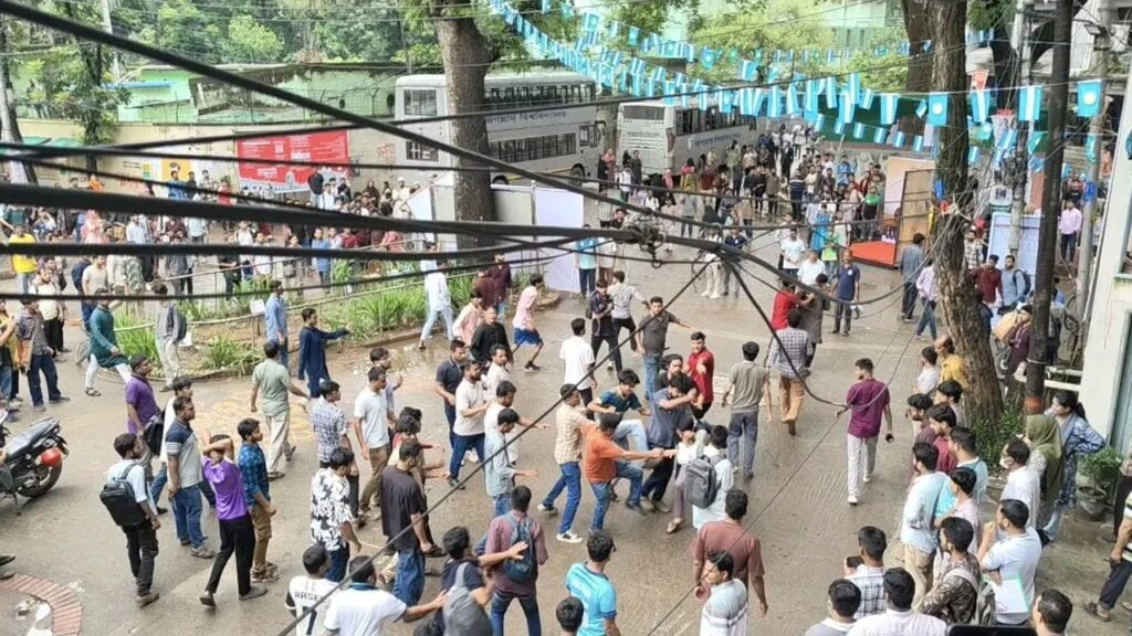 জবিতে ছাত্রদল-শিবির দফায় দফায় সংঘর্ষ