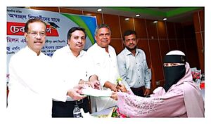 মেধাবী শিক্ষার্থীদের হাতে জেলা পরিষদের শিক্ষা বৃত্তির চেক
