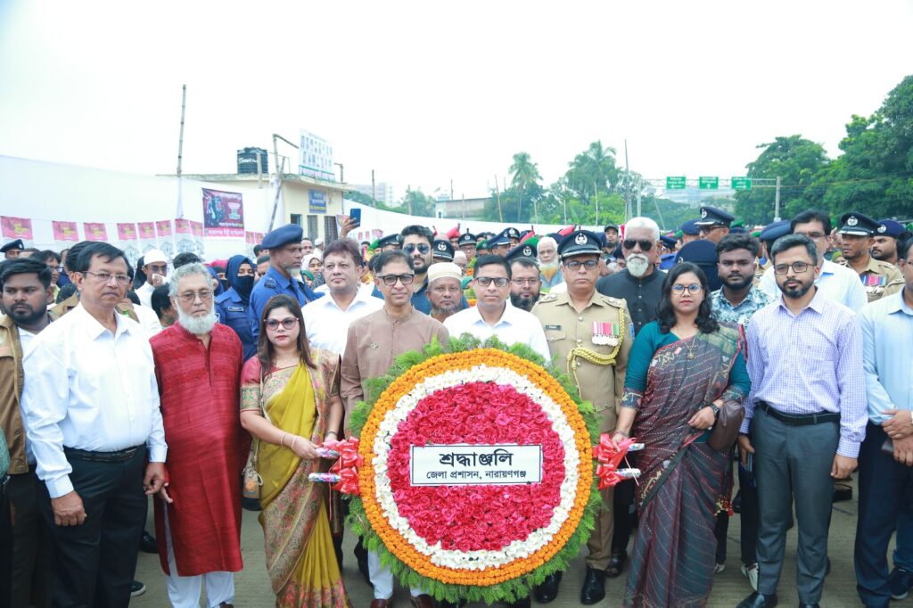 হাজীগঞ্জে জুলাই স্মৃতিস্তম্ভে শহীদদের প্রতি শ্রদ্ধা নিবেদন ও পুষ্পাঅর্পণ করেছেন নারায়ণগঞ্জে জেলা প্রশাসন