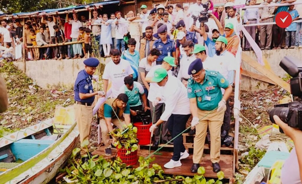 প্রধানমন্ত্রীর নির্দেশে চট্টগ্রামে পরিচ্ছন্নতা অভিযানে প্রশাসন ও পুলিশ