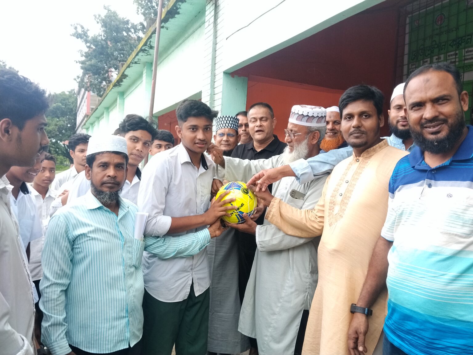 সাতক্ষীরা-২ আসনের এমপির বরাদ্দে ব্রহ্মরাজপুর ইউনিয়নে ফুটবল বিতরণ