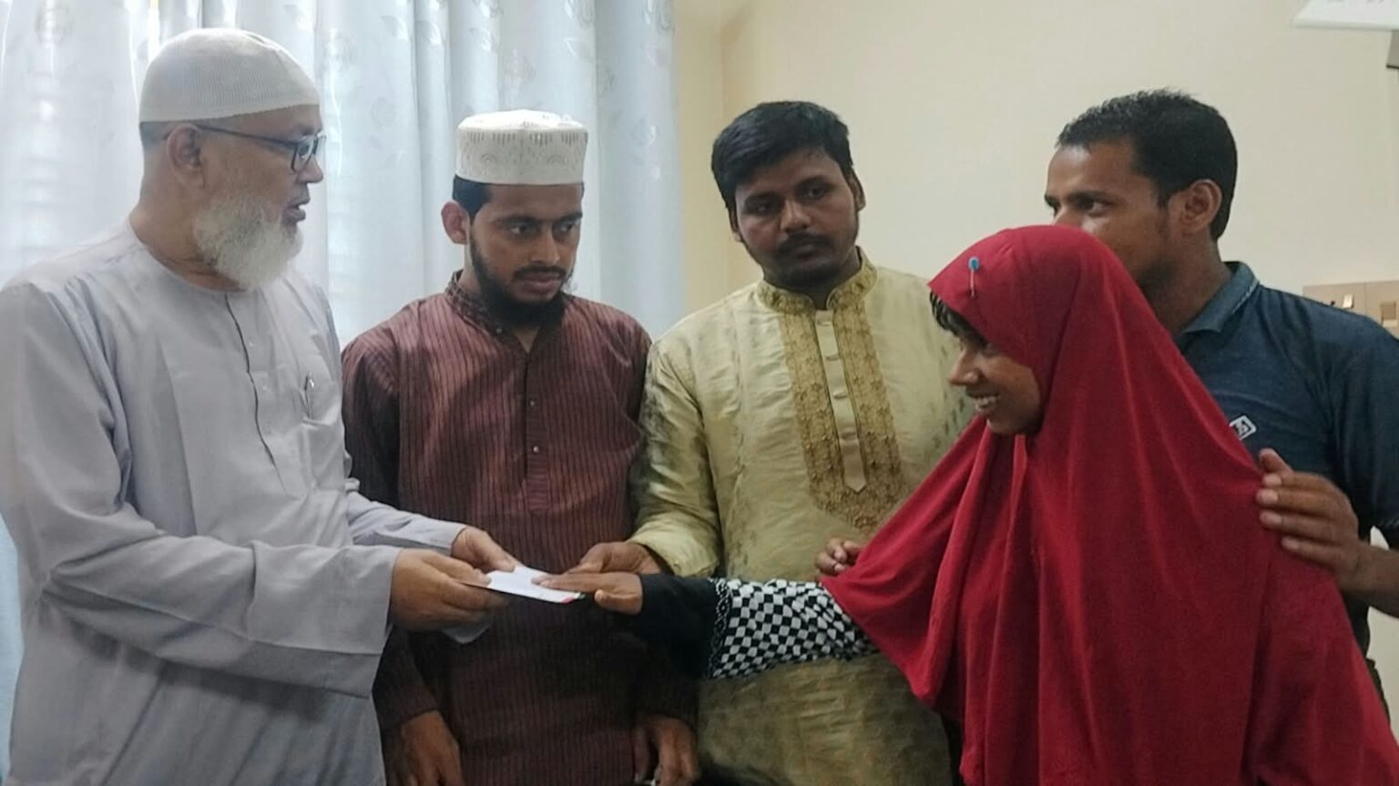 সাতক্ষীরায় ২০ অসহায়কে ২ লাখ টাকার চেক দিলেন এমপি মুহাদ্দিস আব্দুল খালেক