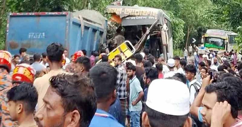 চাঁদপুরে বাস-ট্রাক সংঘর্ষে নিহত ৩, আহত ১৫