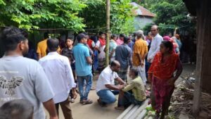 নিজ বাড়িতে চা-দোকানিকে গলা কেটে হত্যা