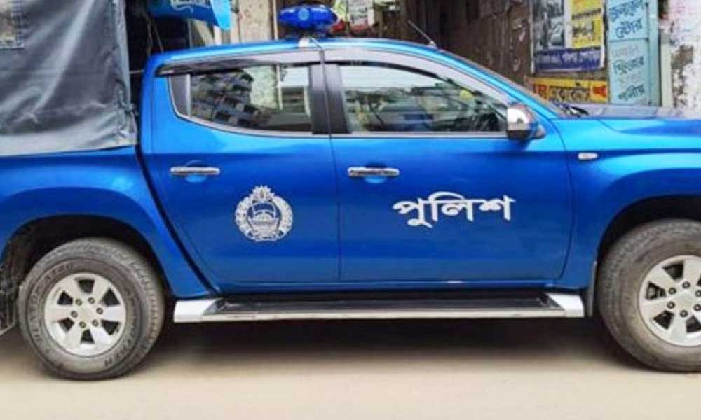 পুলিশের গাড়ি উল্টে কনস্টেবল নিহত, আহত ১০