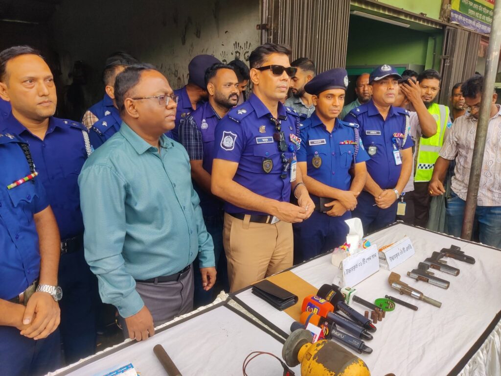 হাটহাজারীতে পুলিশের সাঁড়াশি অভিযান: সিএনজি ওয়ার্কশপের আড়ালে অস্ত্র তৈরির কারখানার সন্ধান