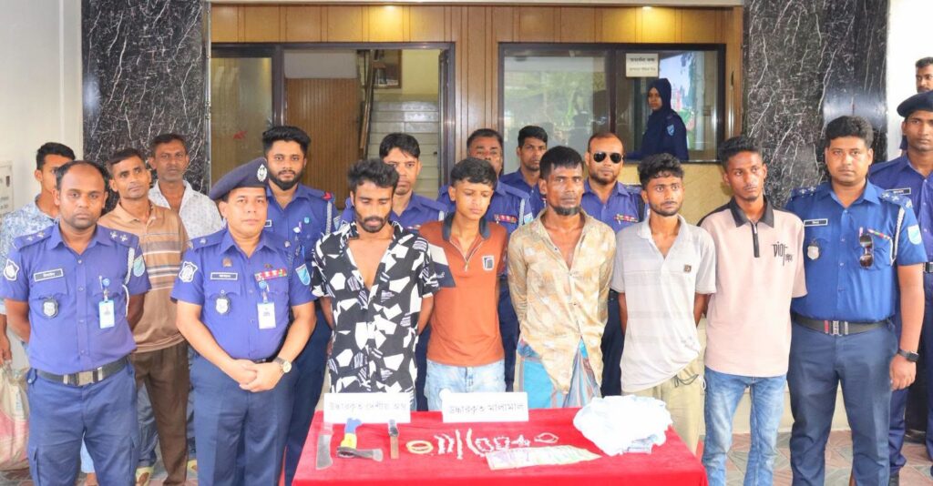 বন্দরে স্বর্ণের দোকানে ডাকাতি: ২৪ ঘণ্টার মধ্যে ৫ ডাকাত গ্রেফতার ও লুন্ঠিত মালামাল উদ্ধার
