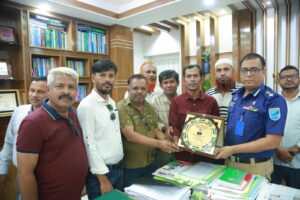 বদলিজনিত বিদায়ে নারায়ণগঞ্জের পুলিশ সুপার মিজানুর রহমান মুন্সিকে জার্নালিস্ট ইউনিটির পক্ষ থেকে সম্মাননা স্মারক প্রদান