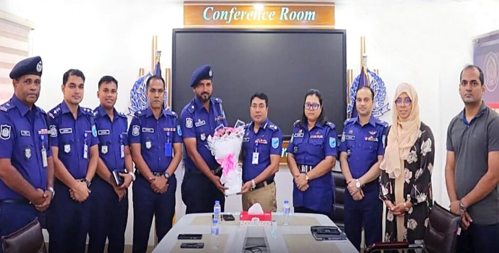 বদলিজনিত বিদায়ে ট্রাফিক ইনচার্জ আব্দুল করিম শেখকে সংবর্ধনা দিল নারায়ণগঞ্জ জেলা পুলিশ