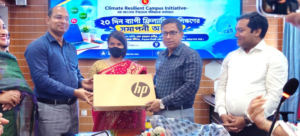 ল্যাপটপ হাতে আফসানা, দক্ষতার সনদে নতুন স্বপ্ন—নারায়ণগঞ্জ সদরে ফ্রিল্যান্সিং প্রশিক্ষণের সমাপনী