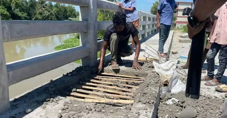 ১০ কোটি টাকার সেতুতে রডের বদলে বাঁশ দিয়ে ঢালাই