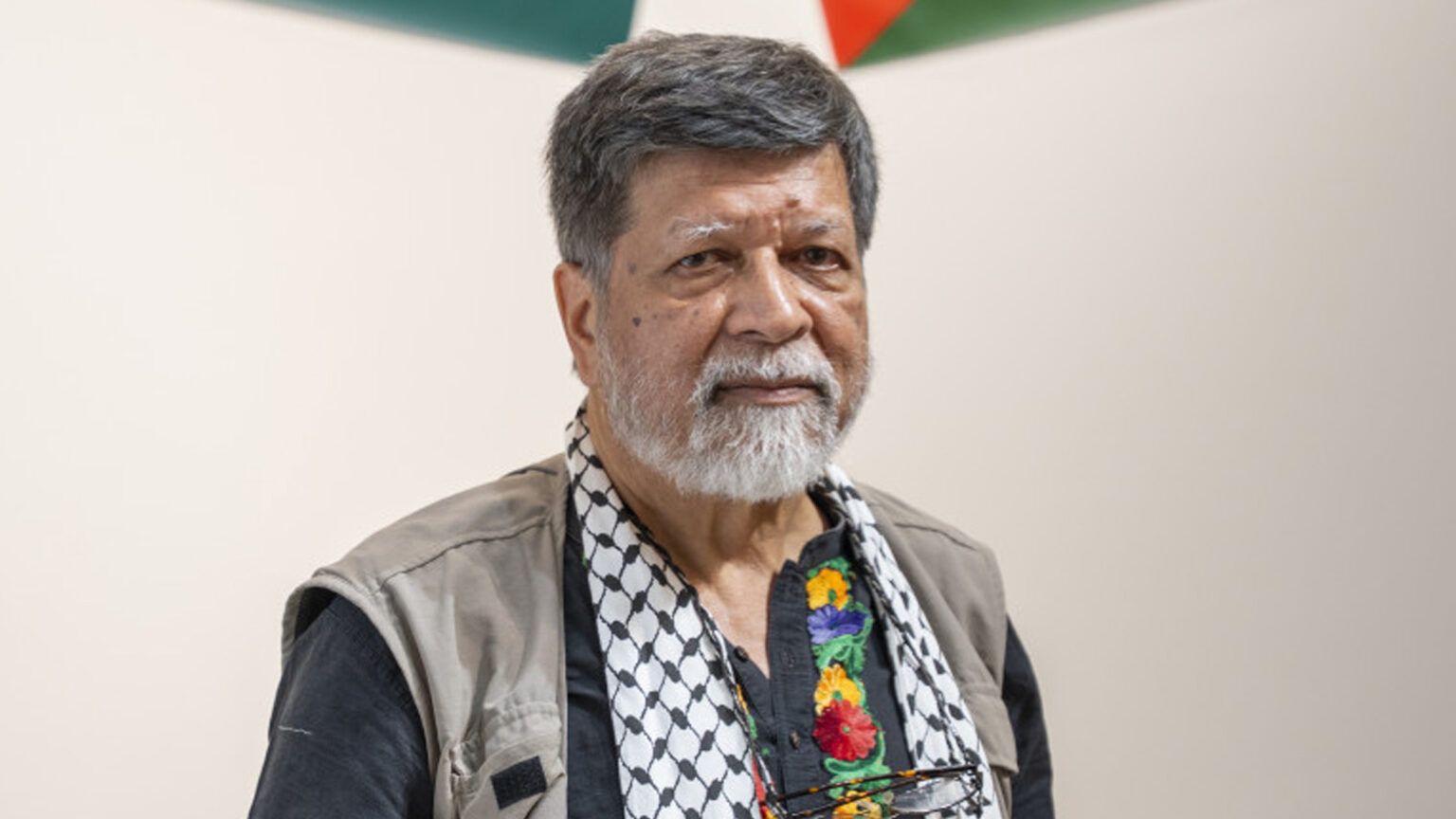 আমি দেশে থাকলে সাহসের জন্য এই তরুণকে জড়িয়ে ধরতাম: শহিদুল আলম